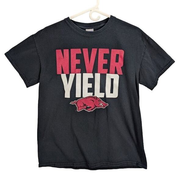 Razorbacks Shirt Mens Medium Gildan Black Arkansas Never Yield Hogs Athletics - Picture 1 of 7